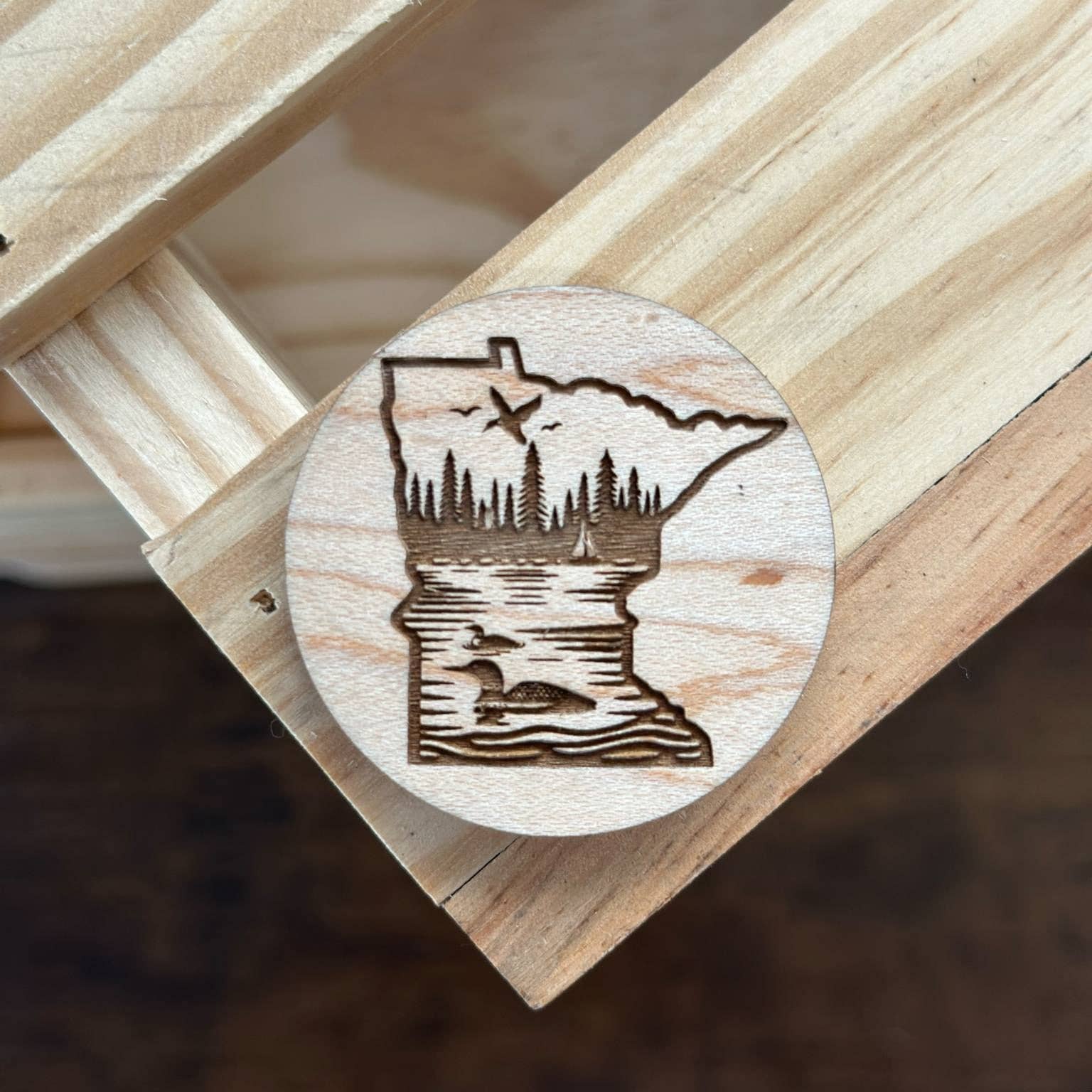Fuzzy Loon Designs – Engroshandel Magnet – Minnesota Sø | Træmagnet