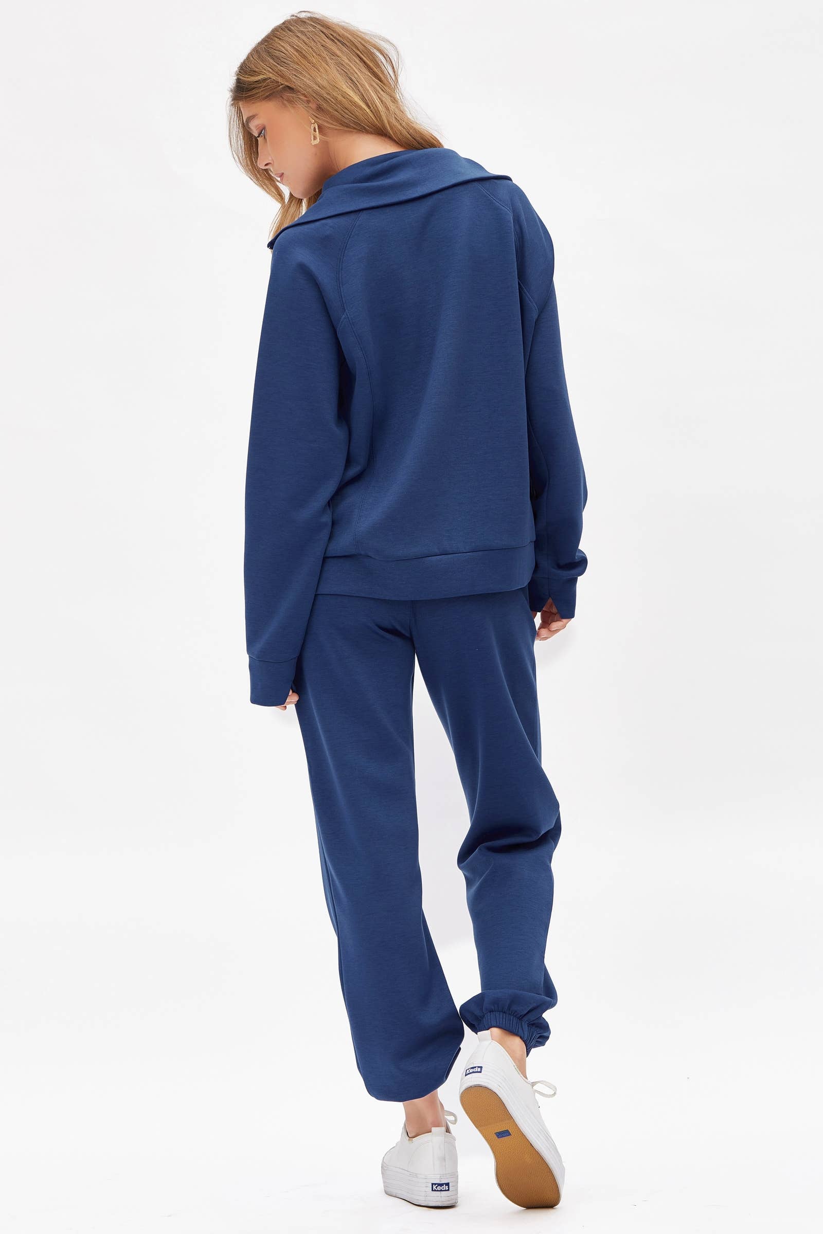 Dear Scarlett – Großhandel Loungewear-Set – Damen – Reiseset aus Modal-Pullover mit viertelförmigem Reißverschluss und Jogginghose5