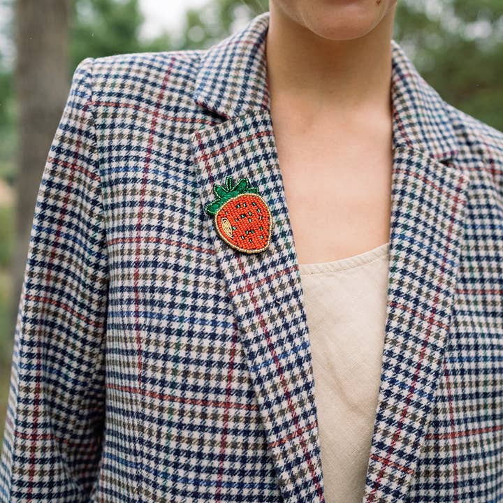 Matr Boomie Fair Trade - Vente Broches - Broche en forme de fraise avec perles Bala Mani, fabriquée à la main2