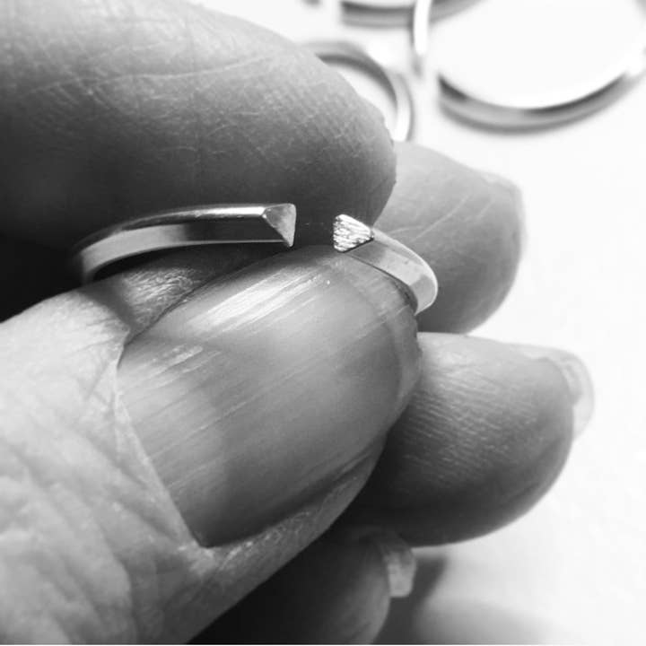 Anel de empilhamento triangular por atacado de Allison Mooney Design