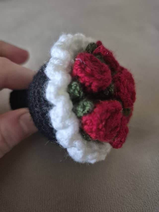 Mini bouquet de roses au crochet porte-clés pour la vente par Zehra - L'Art du crochet