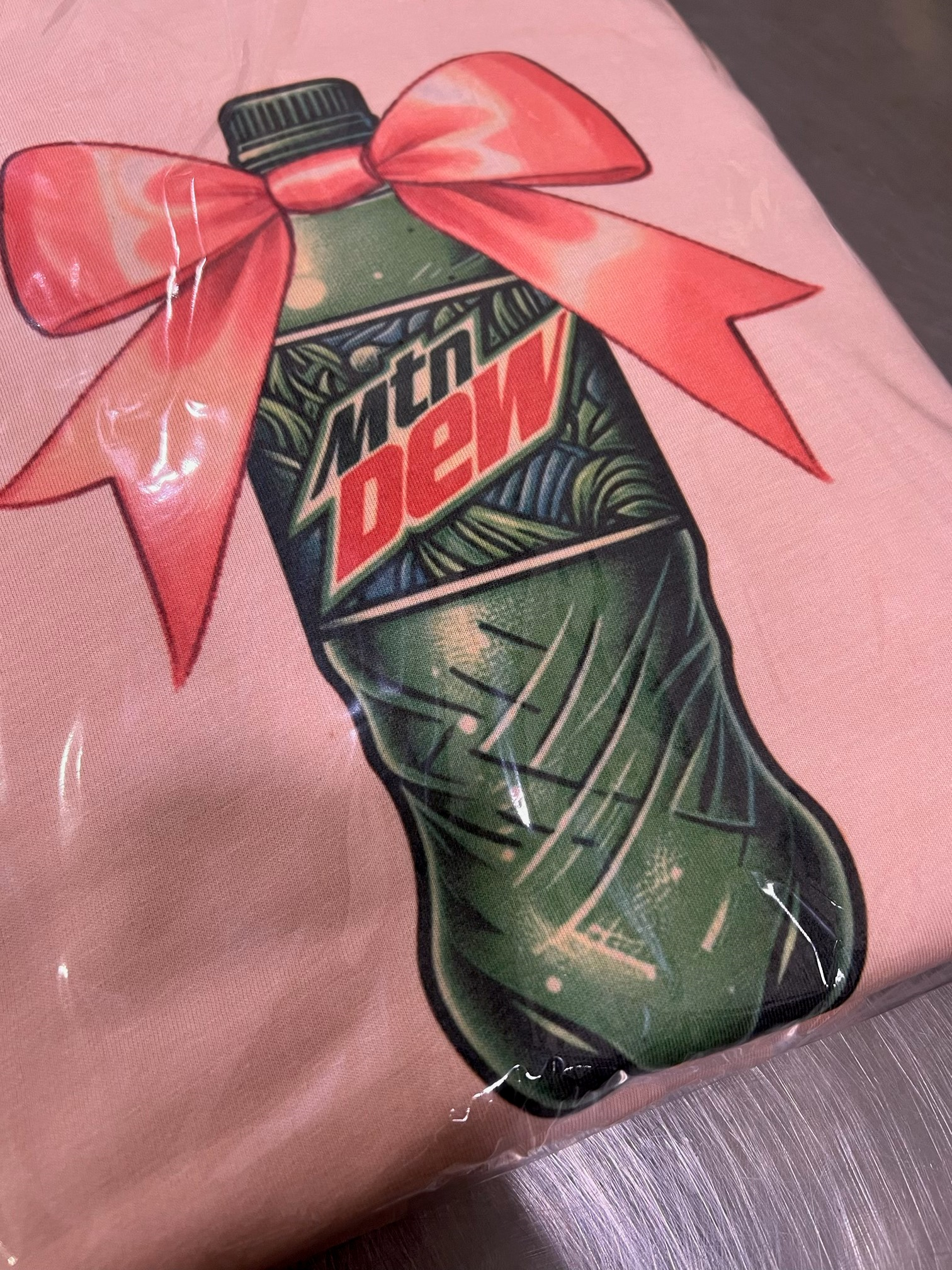 Par.tees by Party On! - Vente Sweat-shirt à imprimés – femme - Sweat-shirt graphique Mountain Dew nœud rose Soda Coquette4