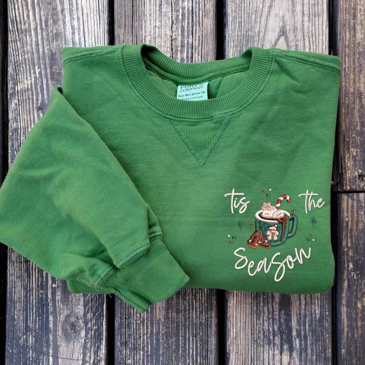 Tis The Season - Bestickt - Safarigrün gefärbter Rundhalsausschnitt für den Großhandel von Cinci Made Embroidery