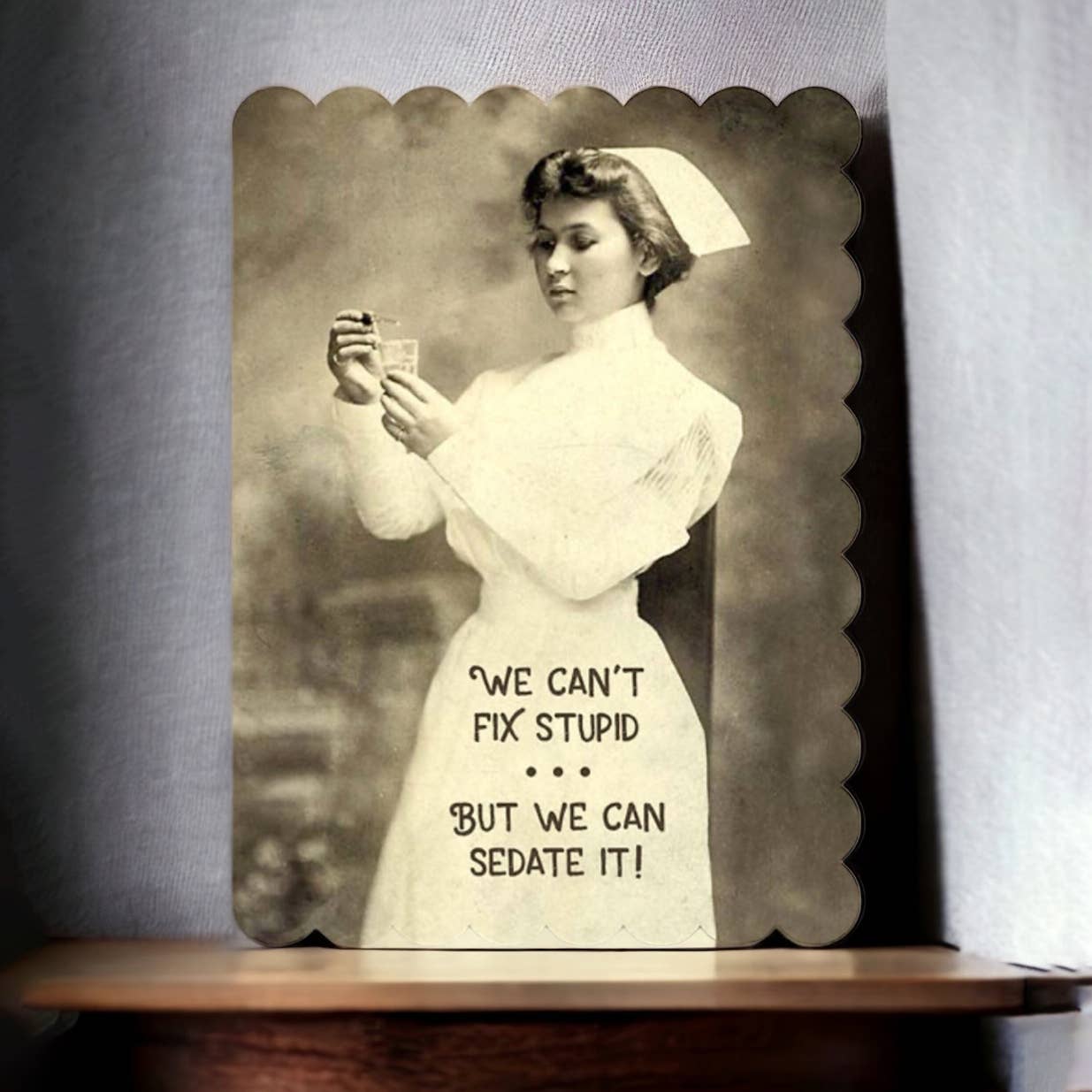 Bad Betty Greeting Co. - Vente Carte de vœux classique - Nous ne pouvons pas réparer les choses stupides, mais nous pouvons les mettre sous sédatifs - Carte d'allaitement3