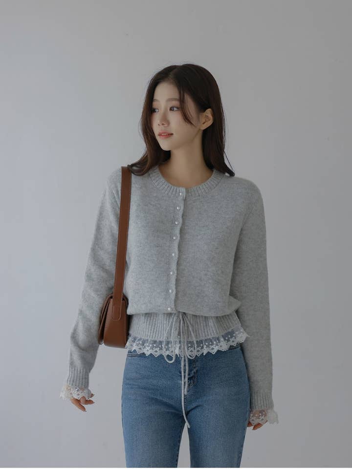 Strickjacke mit Spitze und Perlenknöpfen und andere Ergebnisse für strickjacken damen im Großhandel. Kostenlose Rücksendungen und 60-Tage-Zahlungsziel auf Faire im Trend auf Faire.