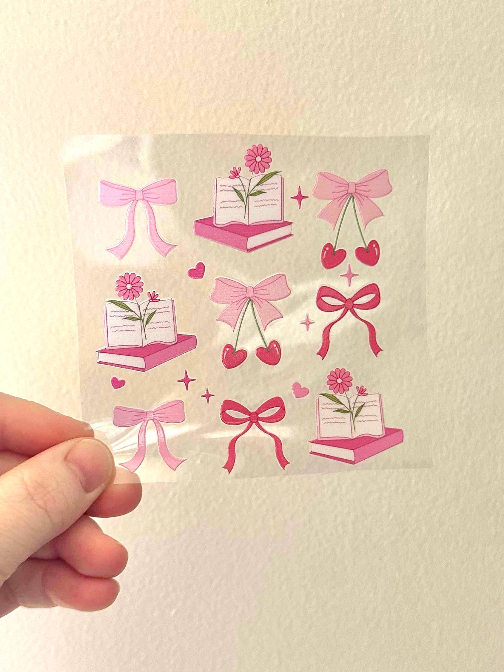 Oily Graphic Creations - Venta al por mayor Pegatina - Calcomanía UV DTF de 4 pulgadas con forma de libros y lazos1