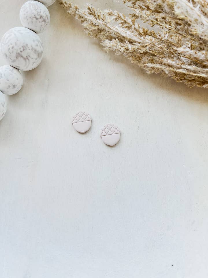 Borchie a forma di pigna per la vendita all'ingrosso da parte di Taylor Toms Designs