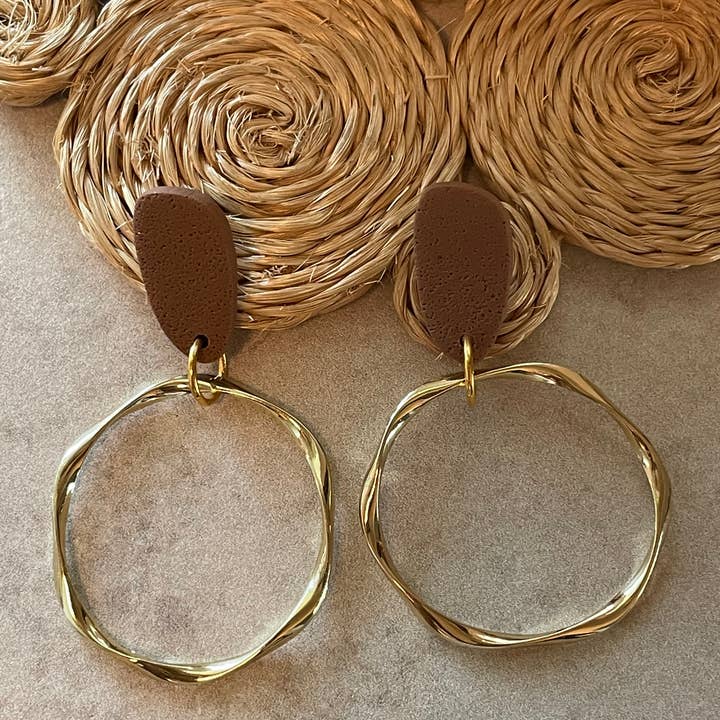 Brassy au cacao pour la vente par Celia’s handcrafted jewelry