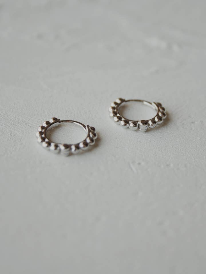 Sonnige Bubble Huggie Creolen für den Großhandel von Olive Branch Jewelry & Co.