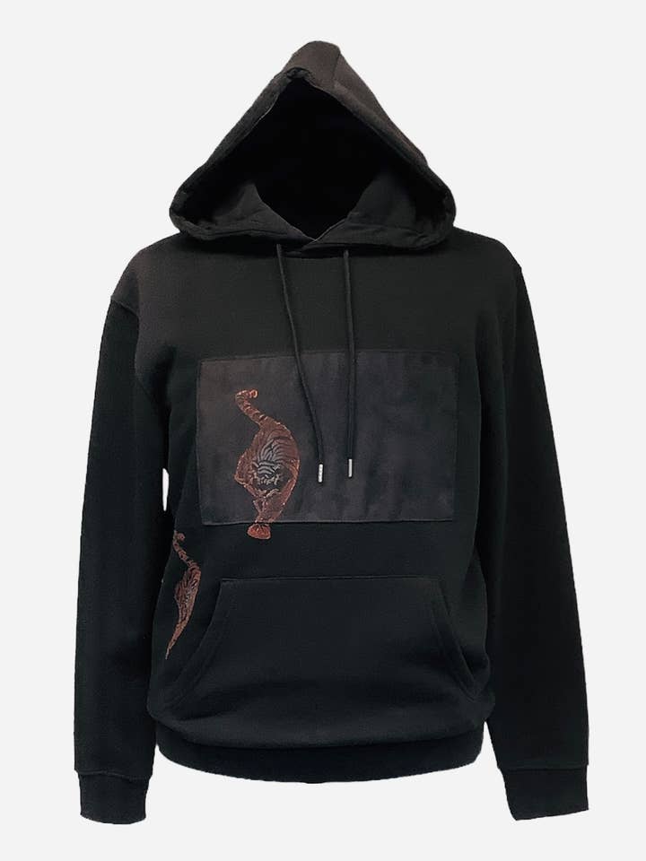 Black Tiger håndtrykt grafisk kunsthættetrøje for engroshandel hos Impromptu Musé