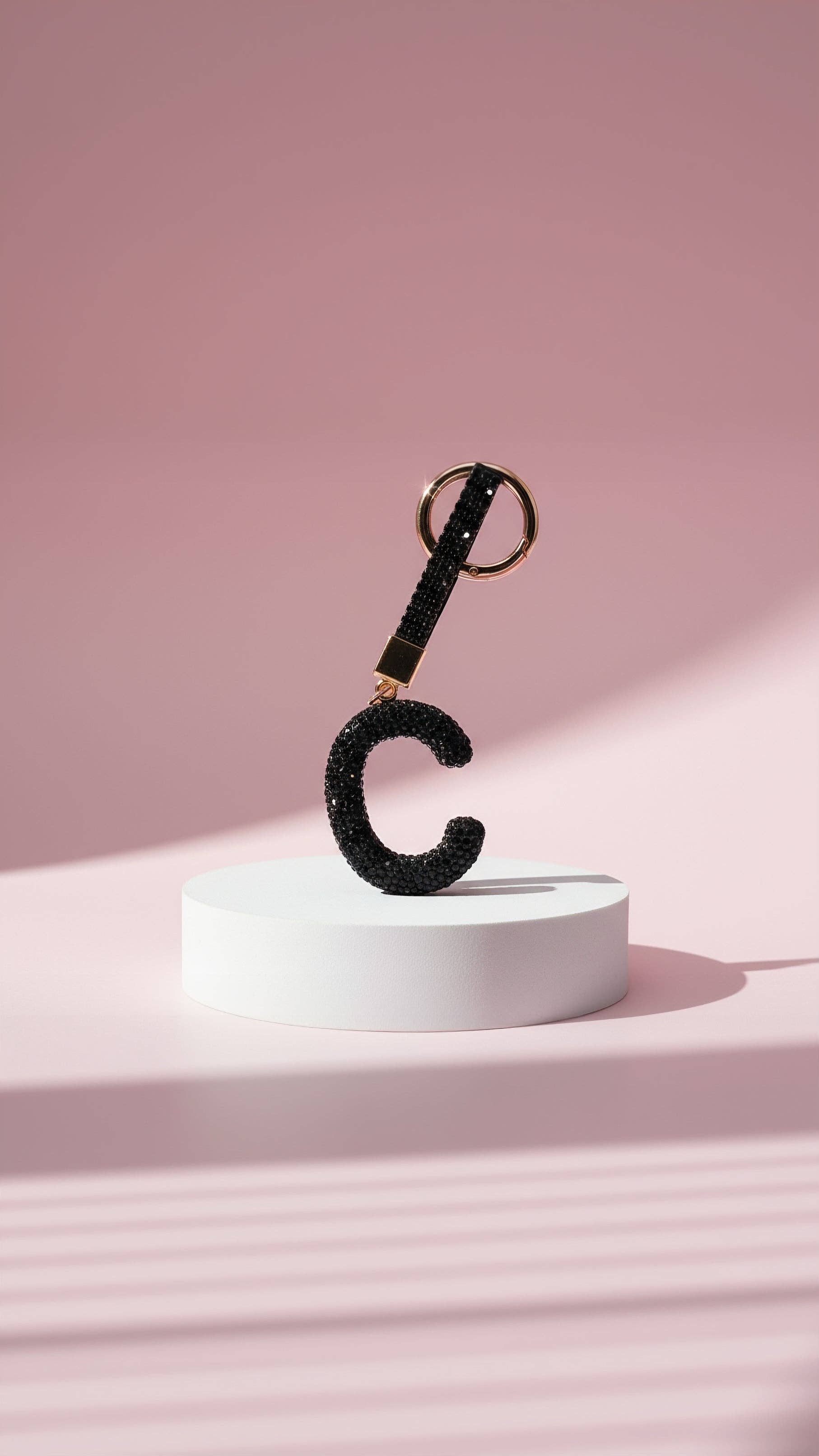 Nero Portachiavi e Ciondolo per Borsa con Lettera Iniziale in Cristallo Nero in vendita all'ingrosso su Faire0
