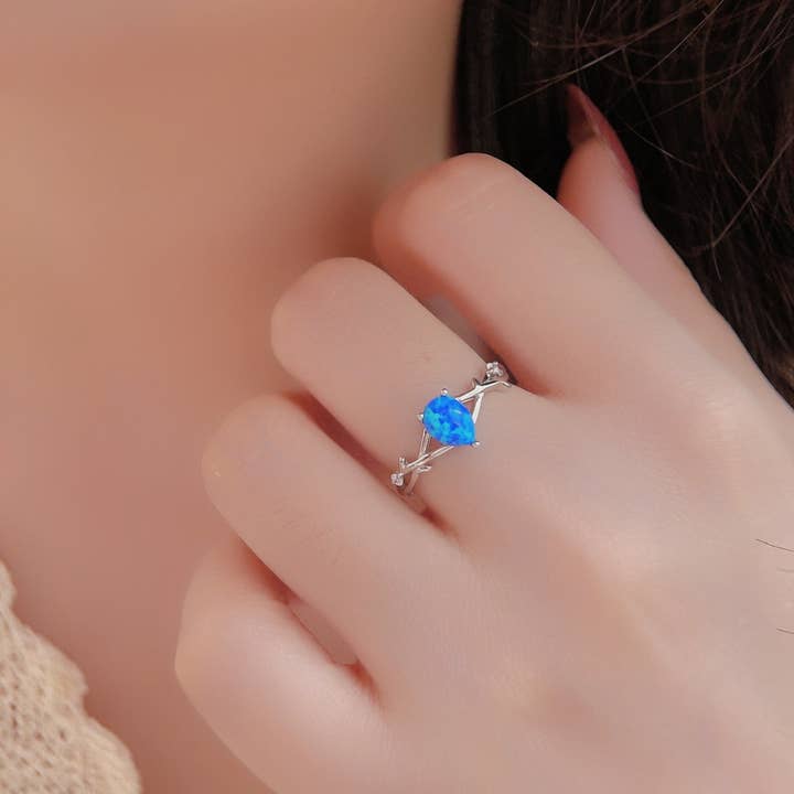 Gioiellin - S925 Silver Jewelry – Engroshandel Solitairering – S925 Sterling Sølv Dråbeformet Blå Opal Ring