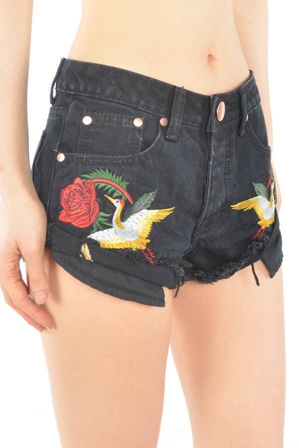 DENIM NERO Shorts di jeans tagliati con ricamo di gru e rose S8133G in vendita all'ingrosso su Faire2