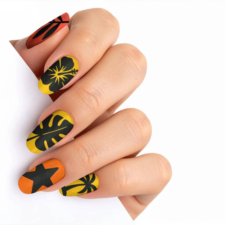 Ongles Press-On Nocturne Vague de Chaleur Noir Jais Été pour la vente par FYNE BODY