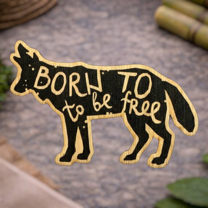Né pour être Free Wolf pour la vente par Bamboo Wood Stickers