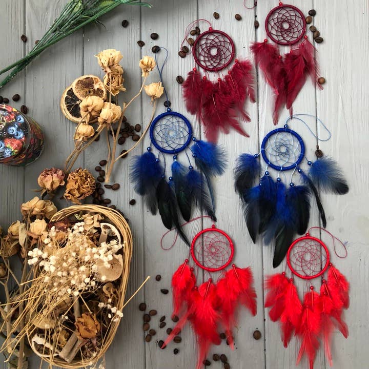 Lot de capteurs de rêves « bordeaux, rouge, bleu » pour la vente par Korneliushko