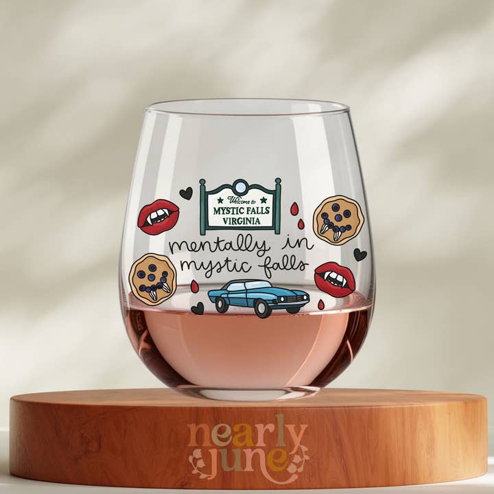 Bicchiere da vino "The Vampire Diaries Mentalmente a Mystic Falls" per la vendita all'ingrosso da parte di Nearly June Design Co