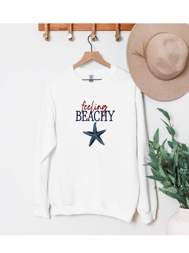 Føler mig strandagtig broderet sweatshirt med rund hals for engroshandel hos Whispering Expressions