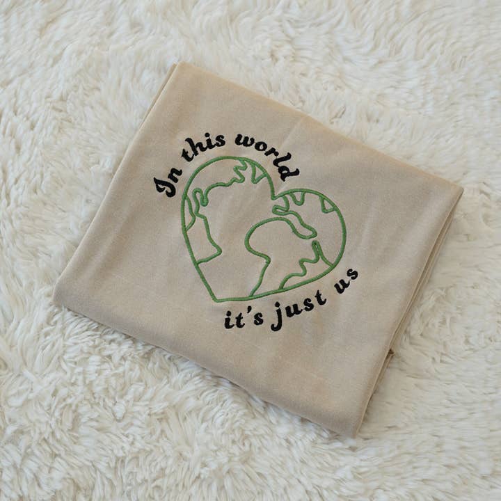 Sweat-shirt à col rond brodé et sweat-shirt à capuche AIW Inspired pour la vente par To Be So Styles