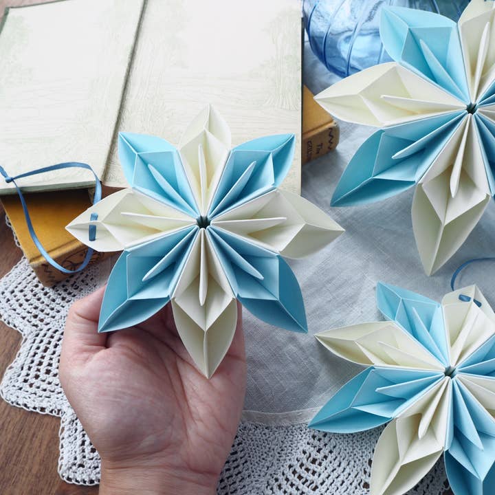 Pastelblauwe en crèmekleurige origami sneeuwvlok bloemornamenten voor wholesale door Joyful Array