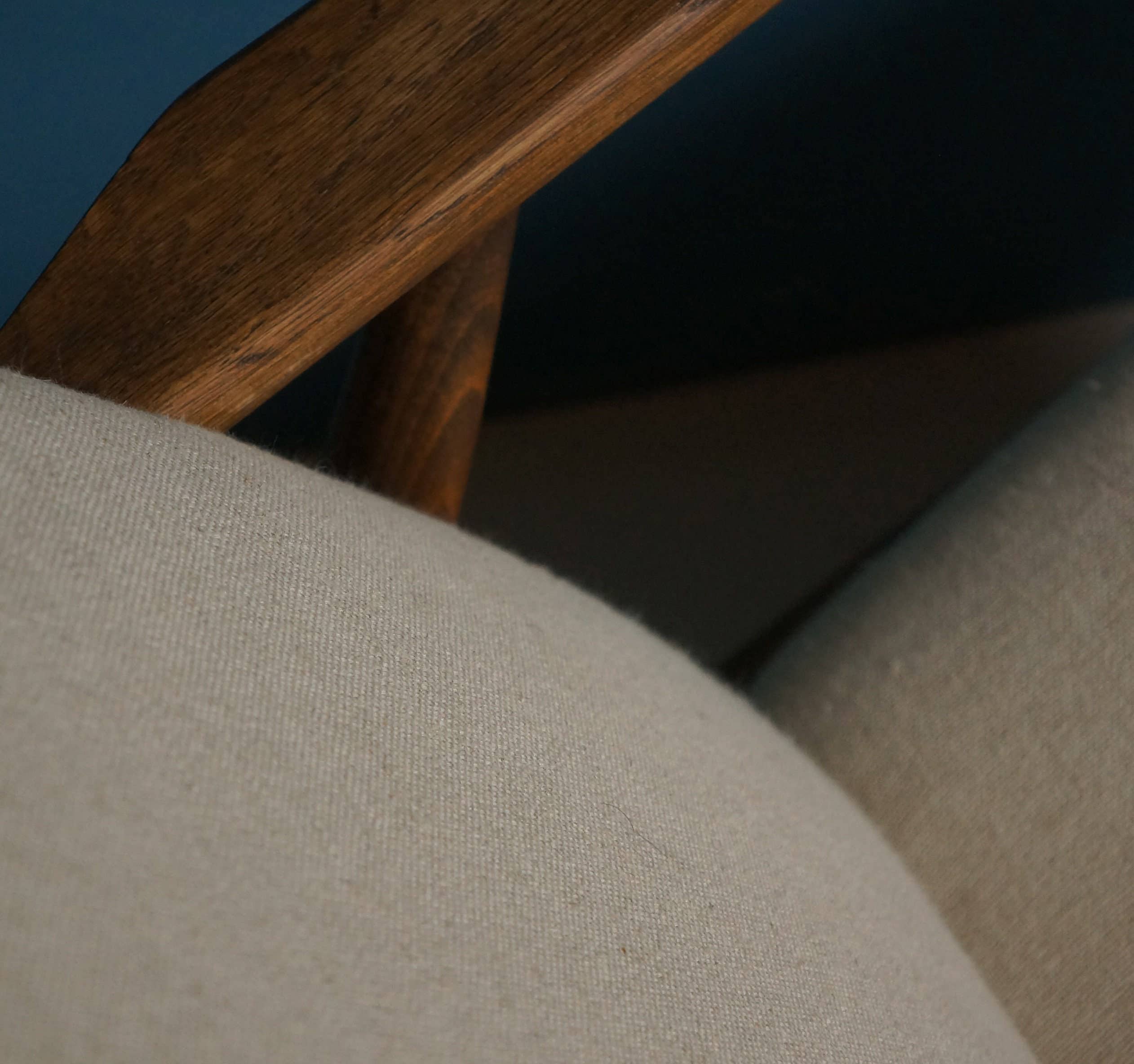 Workshop of Forms - Wholesale Stoel - Vintage fauteuil met beige linnen bekleding en messing accenten5