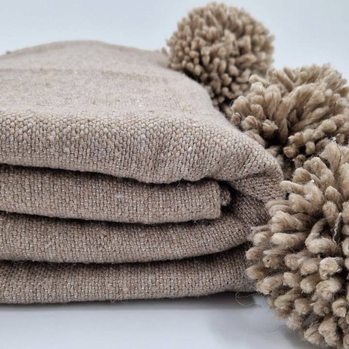 Couverture en laine tissée à la main avec grands pompons | Gland pour la vente par MARRAKECH METACRAFT LTD