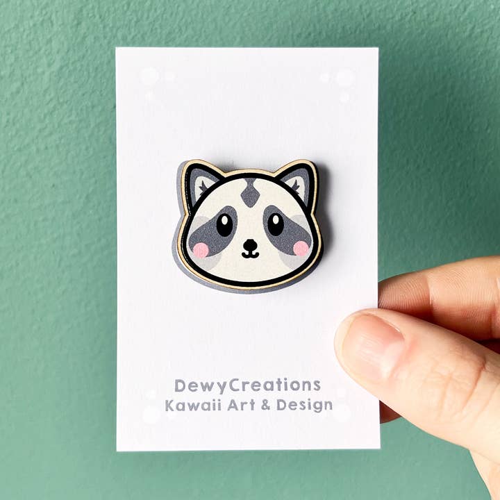 Träpins med söt tvättbjörn för wholesale av DewyCreations