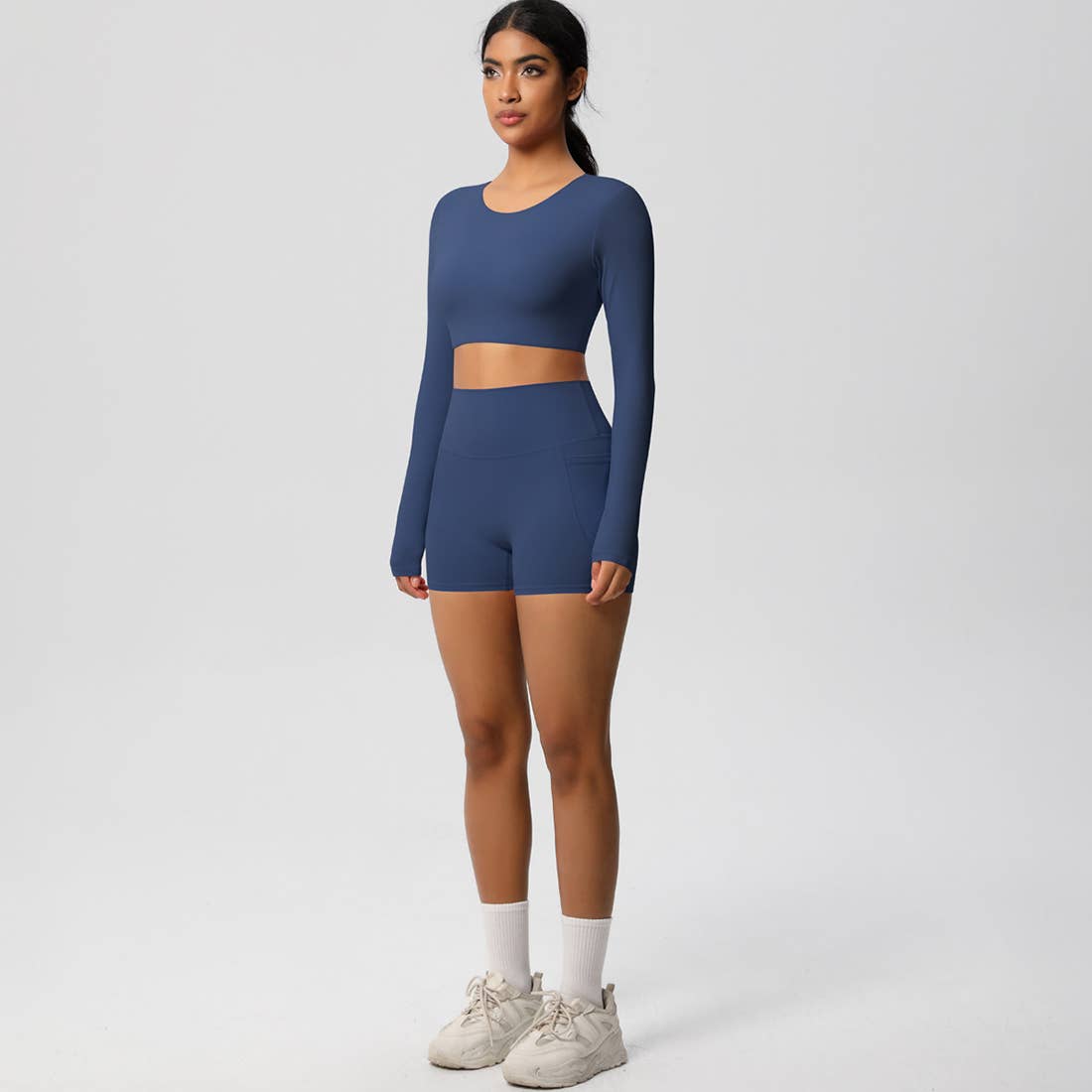 Sodalemon – Engroshandel Activewear-sæt – til kvinder – Kvinder Højtaljet Yogasæt: Langærmet Top + Shorts med Lommer11