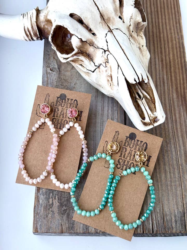 Boucles d'oreilles pendantes à cerceau avec pierres ovales en verre et perles en verre pour la vente par Boho Ranch Shop
