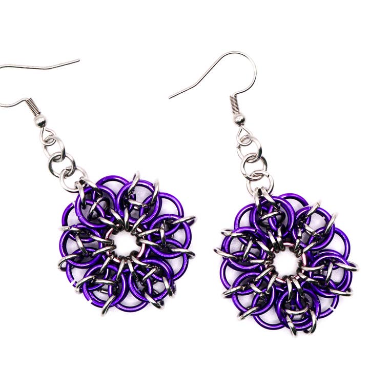 Synthetic Youths – Brincos de argola por atacado – Brincos Chainmaille de flor celta colorida5