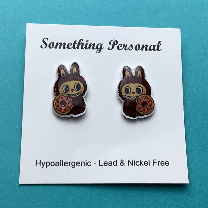 Pendientes de botón hipoalergénicos Donut Little Monster para venta al por mayor de Something Personal