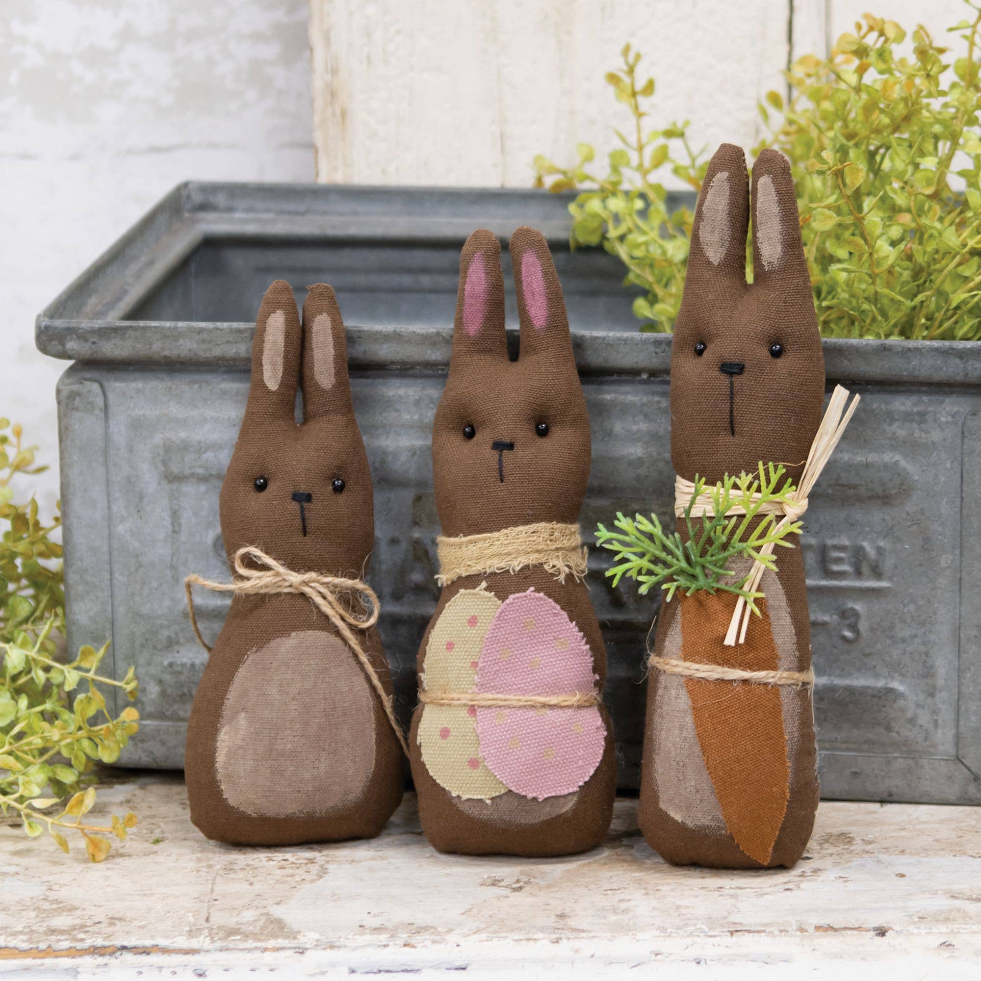 The Hearthside Collection - Vente Décorations de table - Lot de 3 poupées de la famille Primitive Chocolate Bunny1