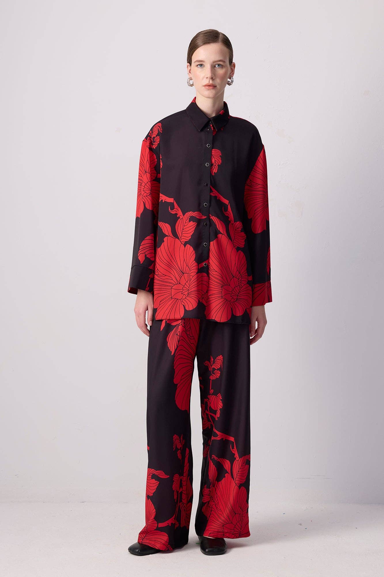 Sort Sæt med afslappet skjorte og bukser med rød blomsterprint for engroshandel på Faire0