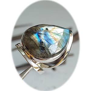 Bague Wisdom en argent sterling avec grande pierre, labradorite facettée pour la vente par Crystal Earth Sterling