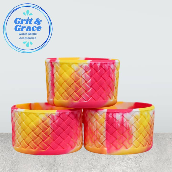 Botte tressée fuchsia et tourbillon jaune pour la vente par Grit & Grace Water Bottle Accessories