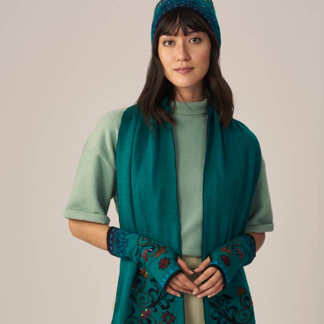 WUAMAN - Alpaca - Wholesale Gloves - Women's - Sofia Alpaca Wrist Warmers | Embroidery | Reversible | Fall