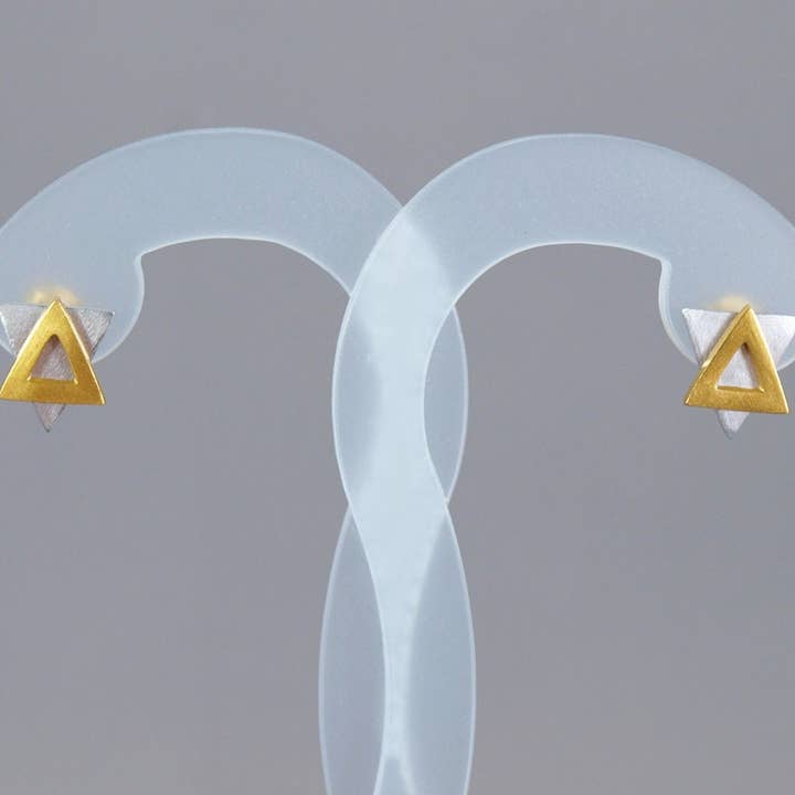 Triangoli misti, borchie aperte a triangolo, oro geometrico per la vendita all'ingrosso da parte di Fragkiski Designs