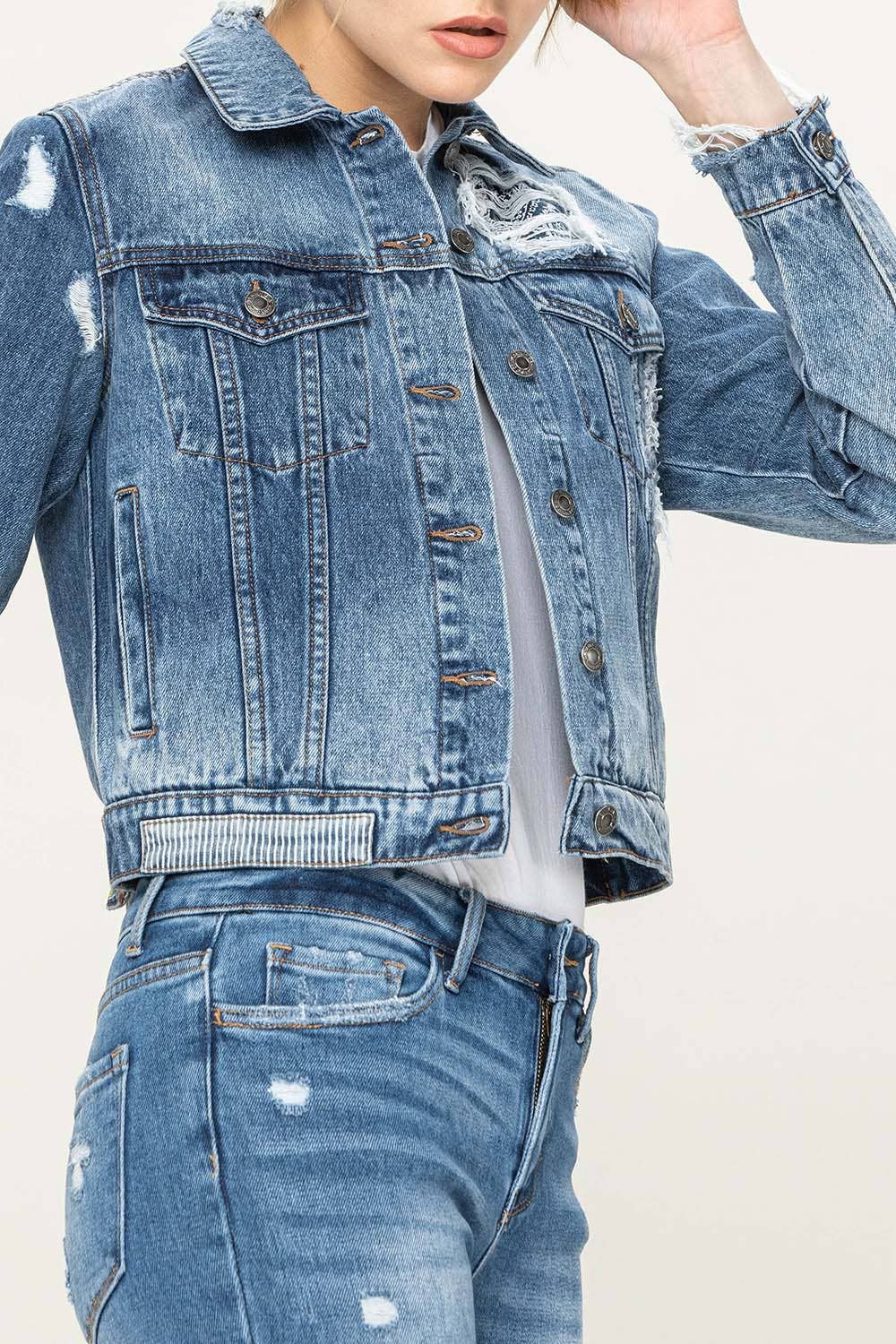 Rörlig Tystnad DISTRESSED PAISLEY PATCHAD CROP JEANSJACKA VT1027 för wholesale på Faire5