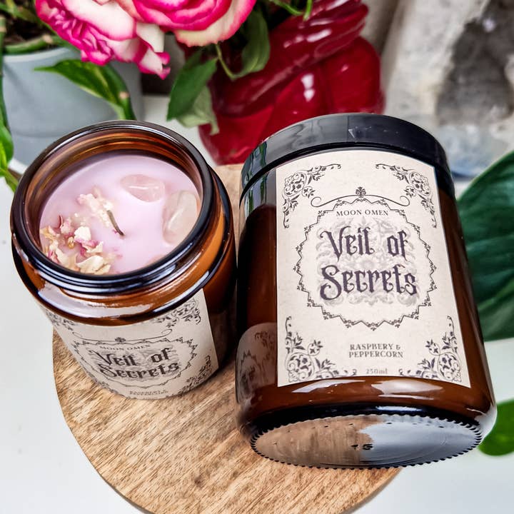 Duftkerze 'Veil of Secrets' - Himbeere & Pfefferkorn für den Großhandel von Moon Omen