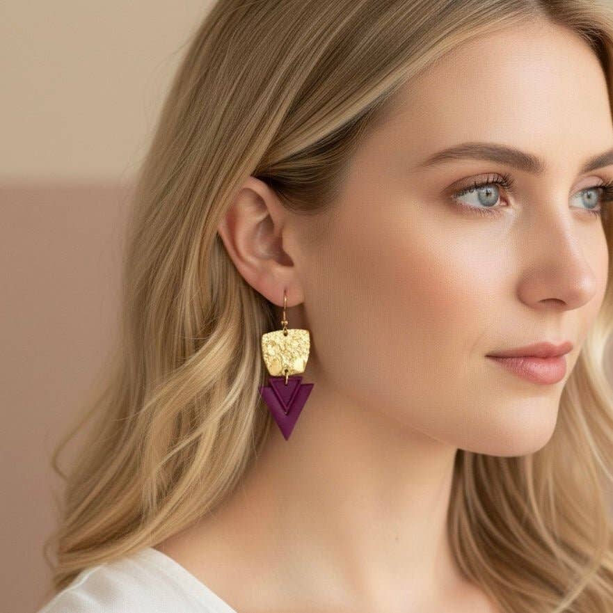 DUESTELLE ITALIA – wholesale Hängande örhängen – Kaia - Triangulära örhängen i 18k guldpläterad mässing3