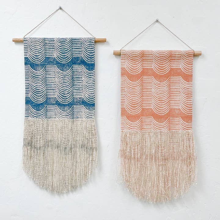 Medium Wave väggbonad i lax eller blå för wholesale av Julia Canright