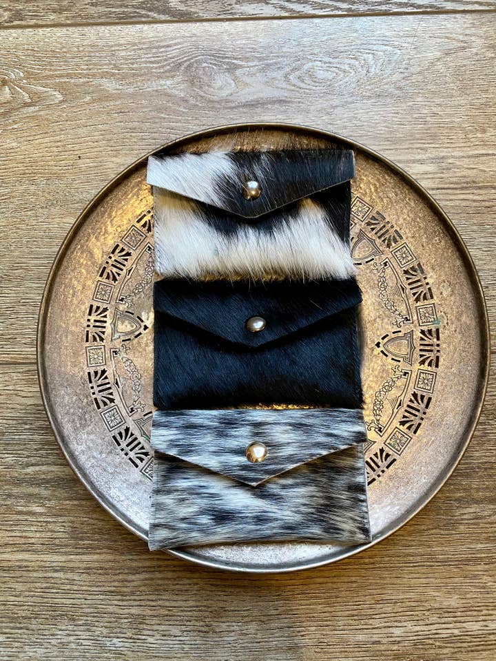 Sort & hvid koskindspung for engroshandel hos Anjali Goods