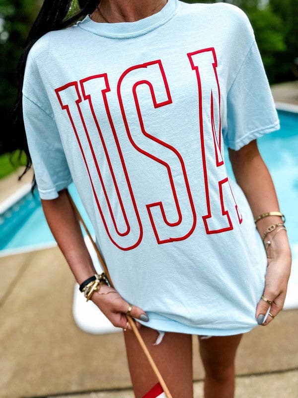 Dash Forward Wholesale – T-shirt estampada - Mulher por atacado – T-shirt USA Patriotic Tall Outline Puff1