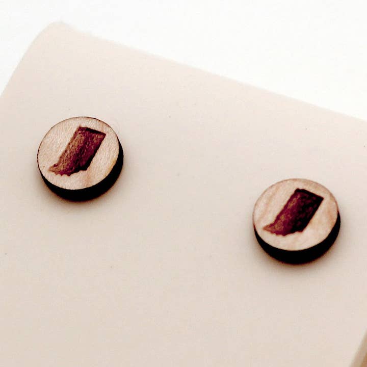 Puces d'oreilles en bois Indiana pour la vente par Little Blue Jewelry + Displays by M3 Custom Designs