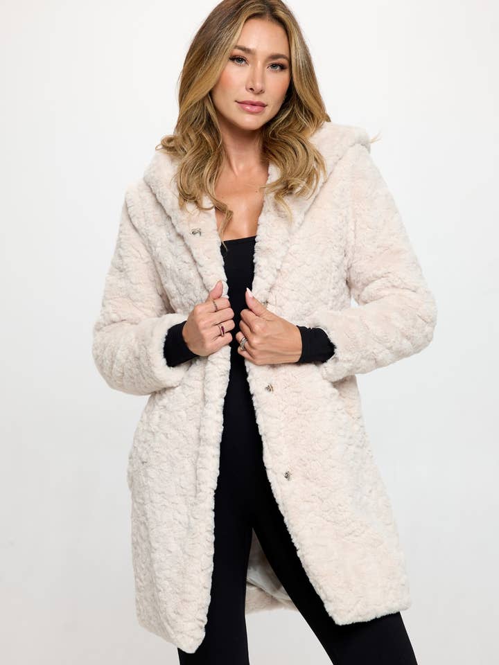 F513L1 : Manteau à capuche en fausse fourrure Reverie (PAQUET OUVERT) pour la vente par Coalition Apparel Inc
