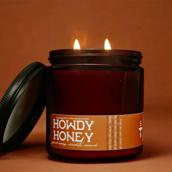 HOWDY HONEY - Bougie à la vanille, au caramel et au miel pour la vente par Seventh House Candle
