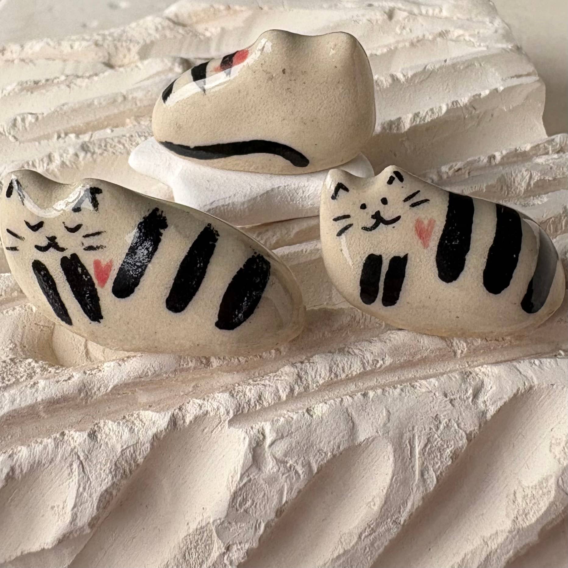 Dariia Dziuba - Wholesale Decorative Figurine - Tiny Hand-Sculpted Ceramic Cats with Heart – Assorted Designs6