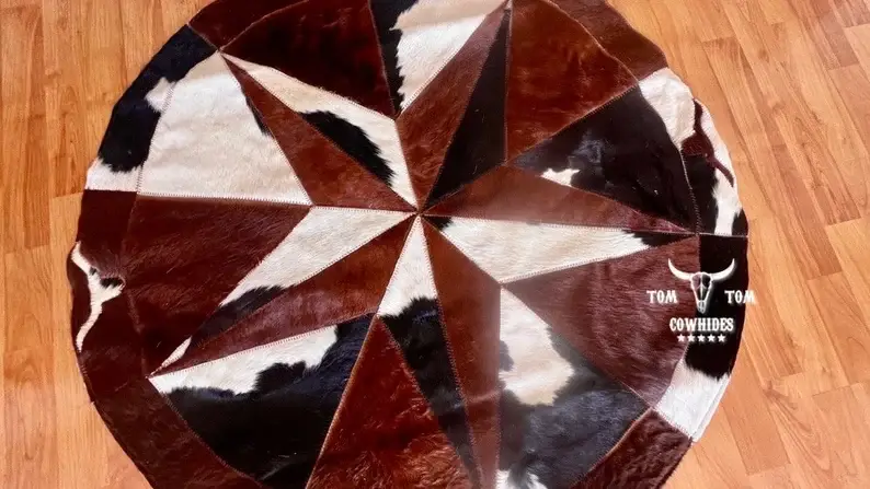 TOM TOM COWHIDES – wholesale Matta – Rund matta i patchwork av kohud med stjärnmönster i läder, 40''3