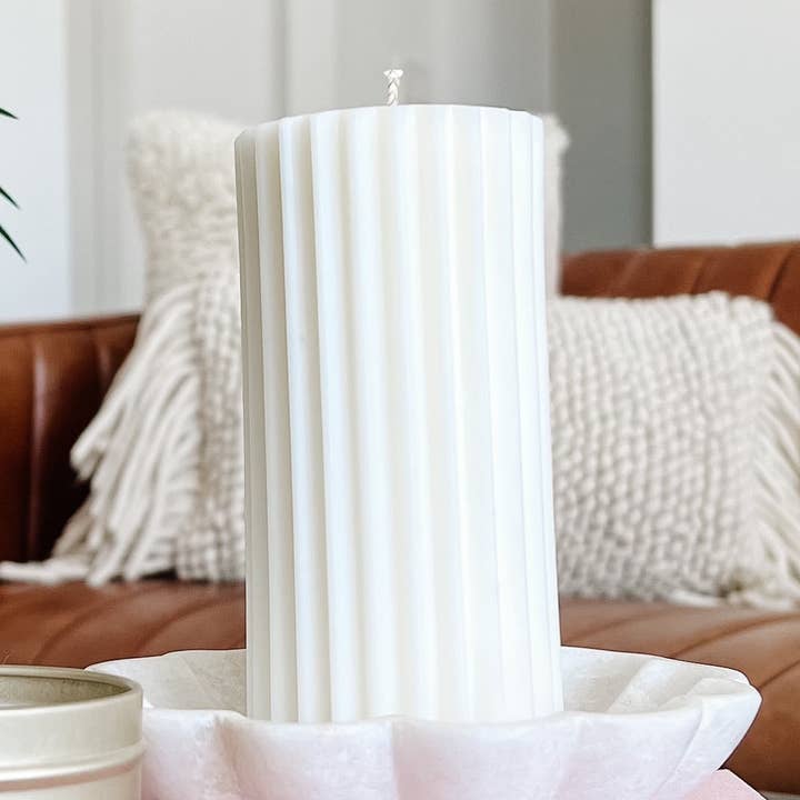 Bougie cylindrique côtelée en cire d'abeille pour la vente par Made With Love by Gabrielle