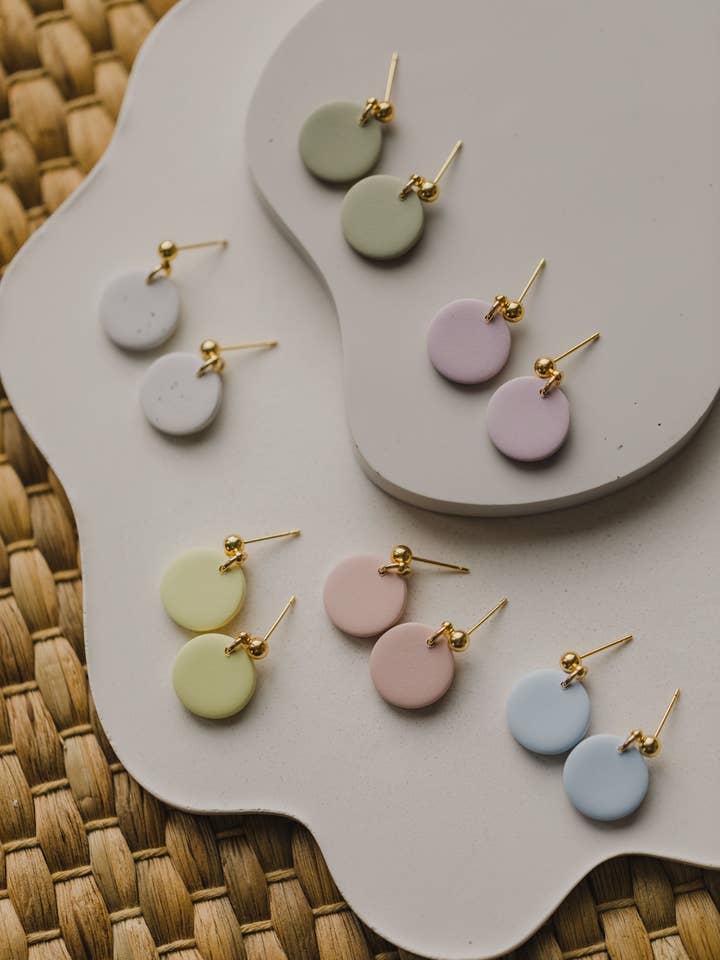 runde Ohrringe aus Polymer Ton in Pastell Farben für den Großhandel von walnutandcherry